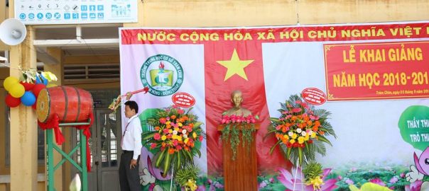 Hiệu trưởng Phạm Thành Công đánh trống khai giảng năm học 2018-2019.